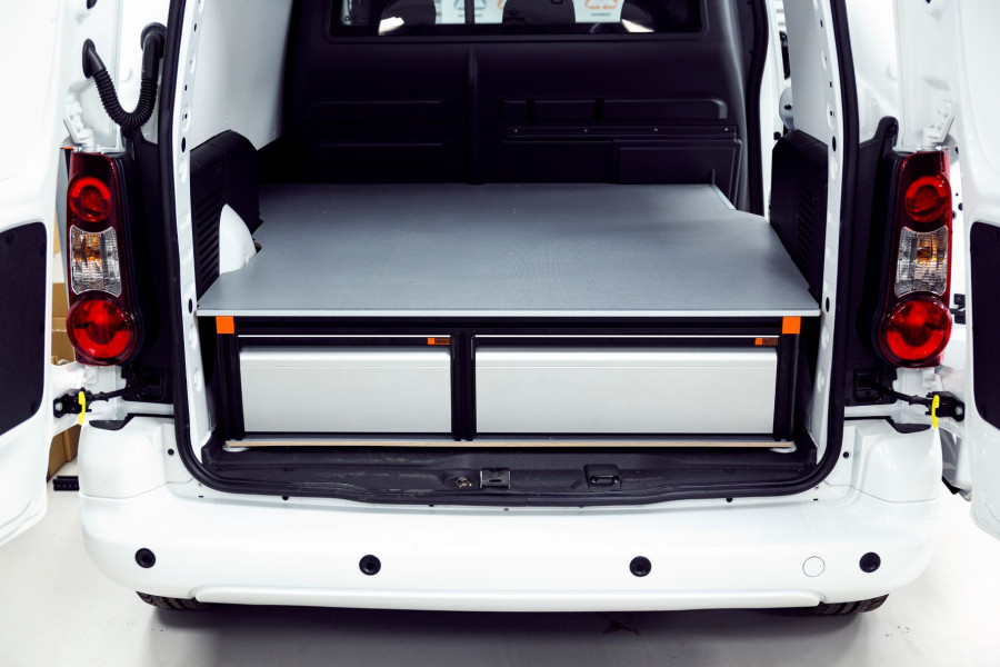 Dubbelgolv och förhöjt golv hjälper dig att få maximalt utrymme i din arbetsbil.
